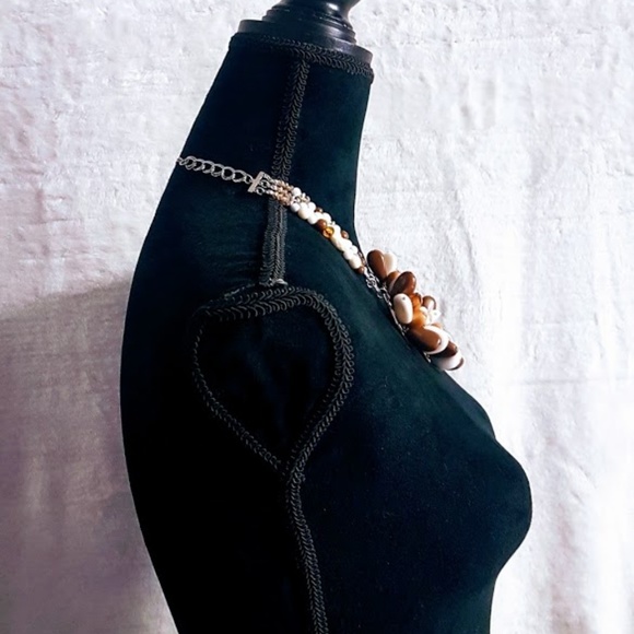 #J5 Brown & White Flower Bead Designed Necklace - Picture 5 of 7